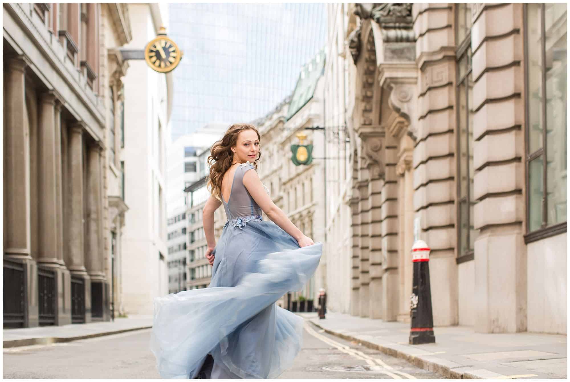 glamour-photography-woman-portrait-with-girl-in-blue-evening-dress-running-in-london-city