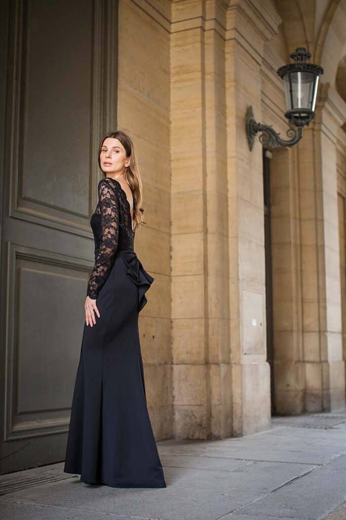 paris-portrait-photography-in-front-of-louve-royal-palace-girl-in-elegant-black-dress