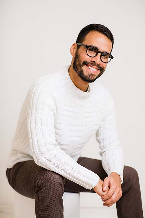 white-caucasian-man-with-olive-skin-black-beard-glasses-white-jumper-business-portrait-personal-brand-photography